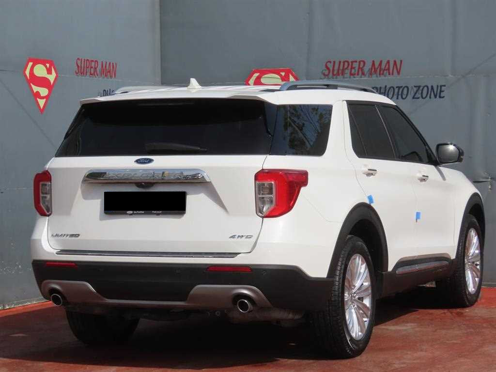 Ford Explorer — photo 03