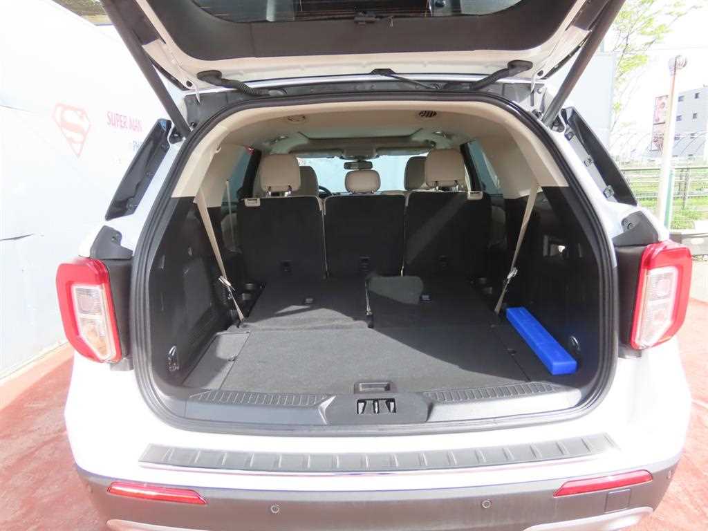 Ford Explorer — photo 05