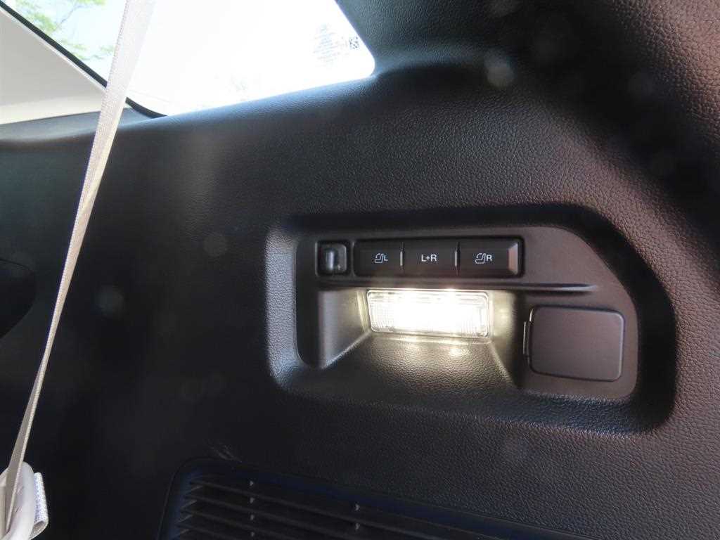 Ford Explorer — photo 06