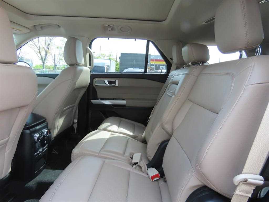 Ford Explorer — photo 07