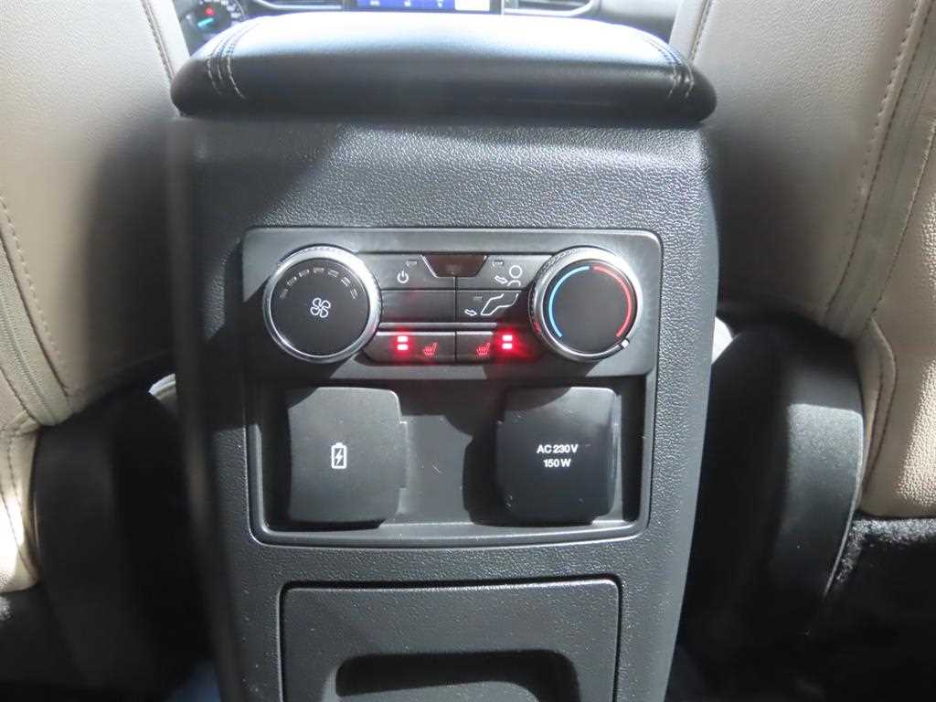 Ford Explorer — photo 08