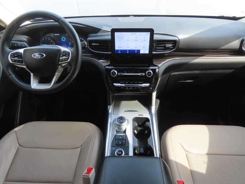Ford Explorer — photo 09