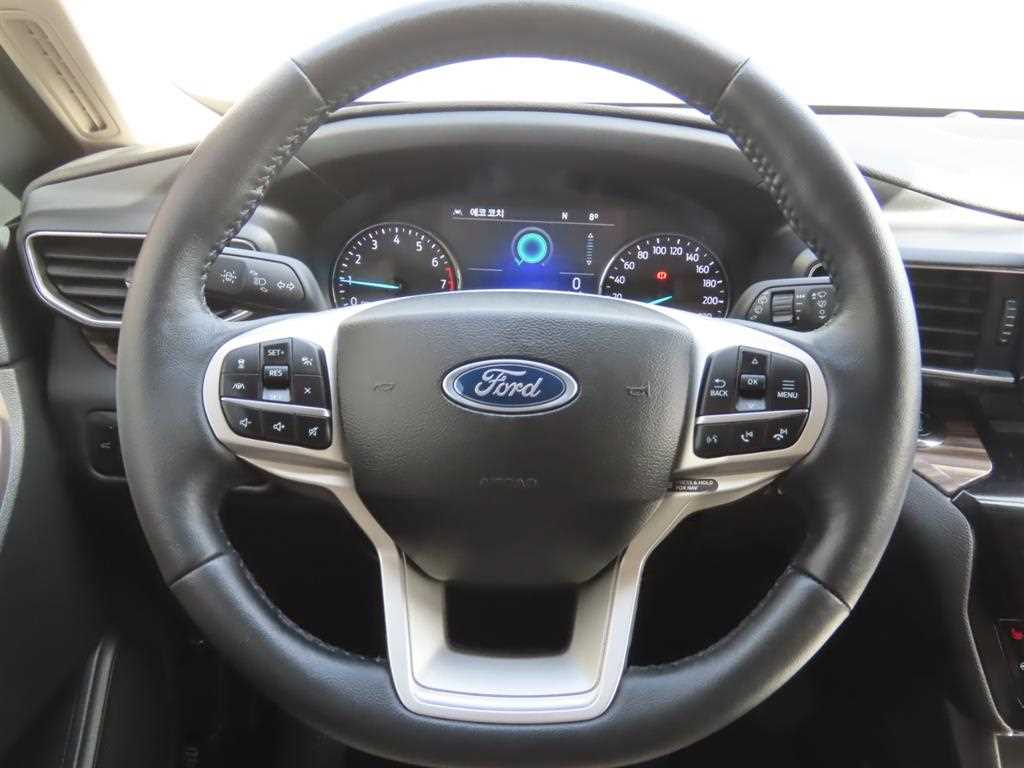 Ford Explorer — photo 12