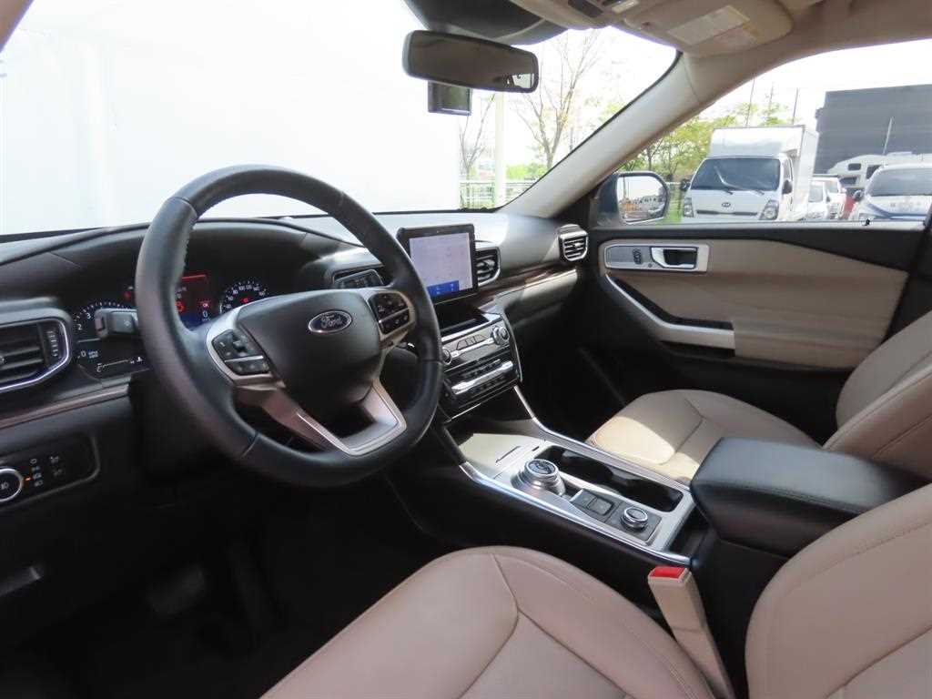 Ford Explorer — photo 17