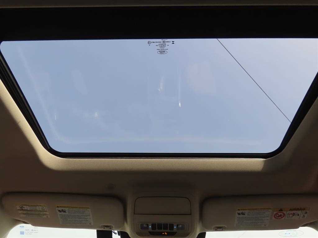 Ford Explorer — photo 18