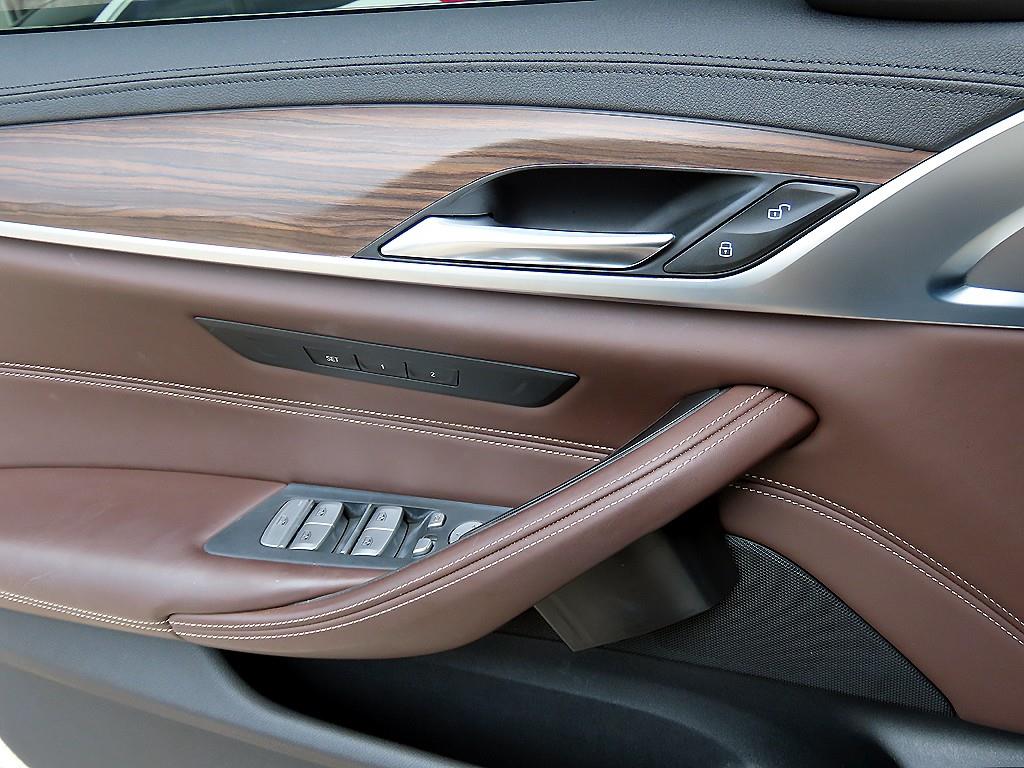 BMW 5-Series — photo 12