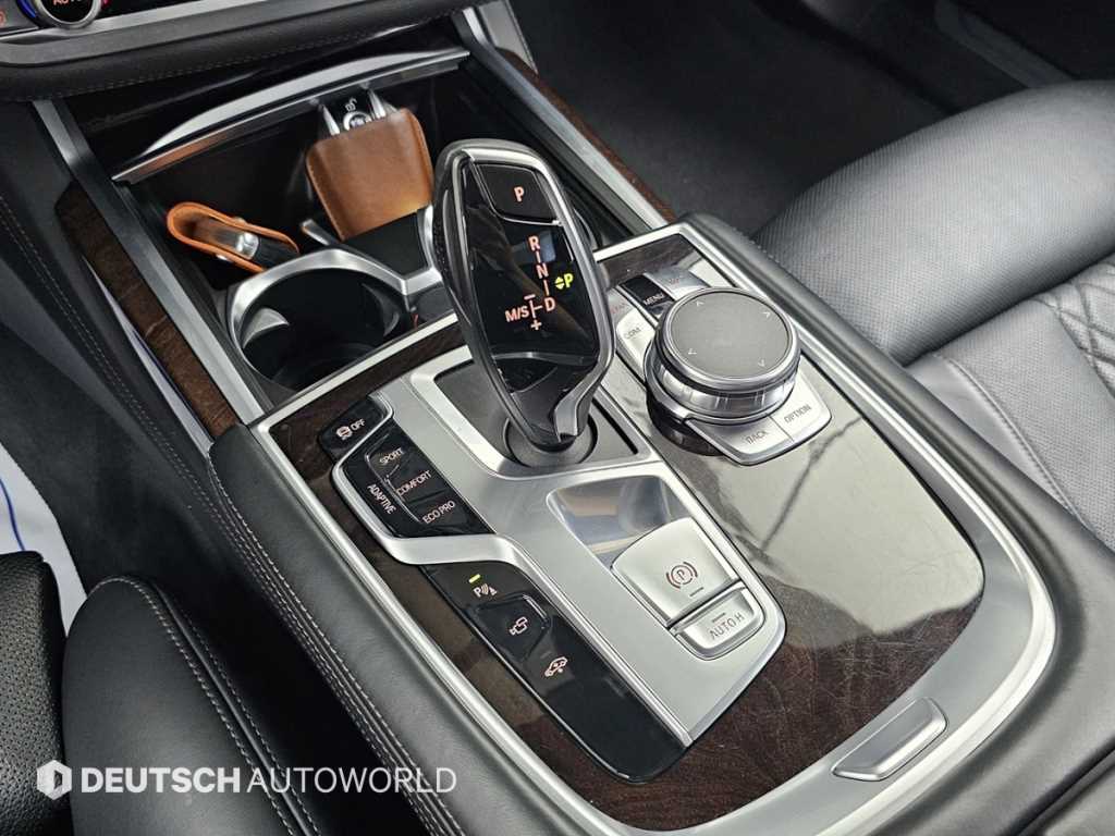 BMW 7-Series — photo 09