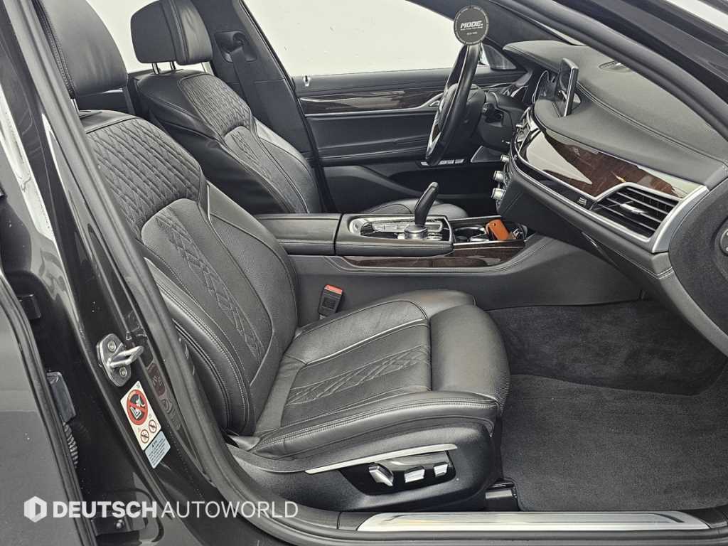 BMW 7-Series — photo 10