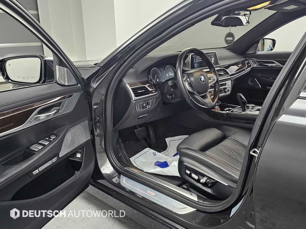 BMW 7-Series — photo 11