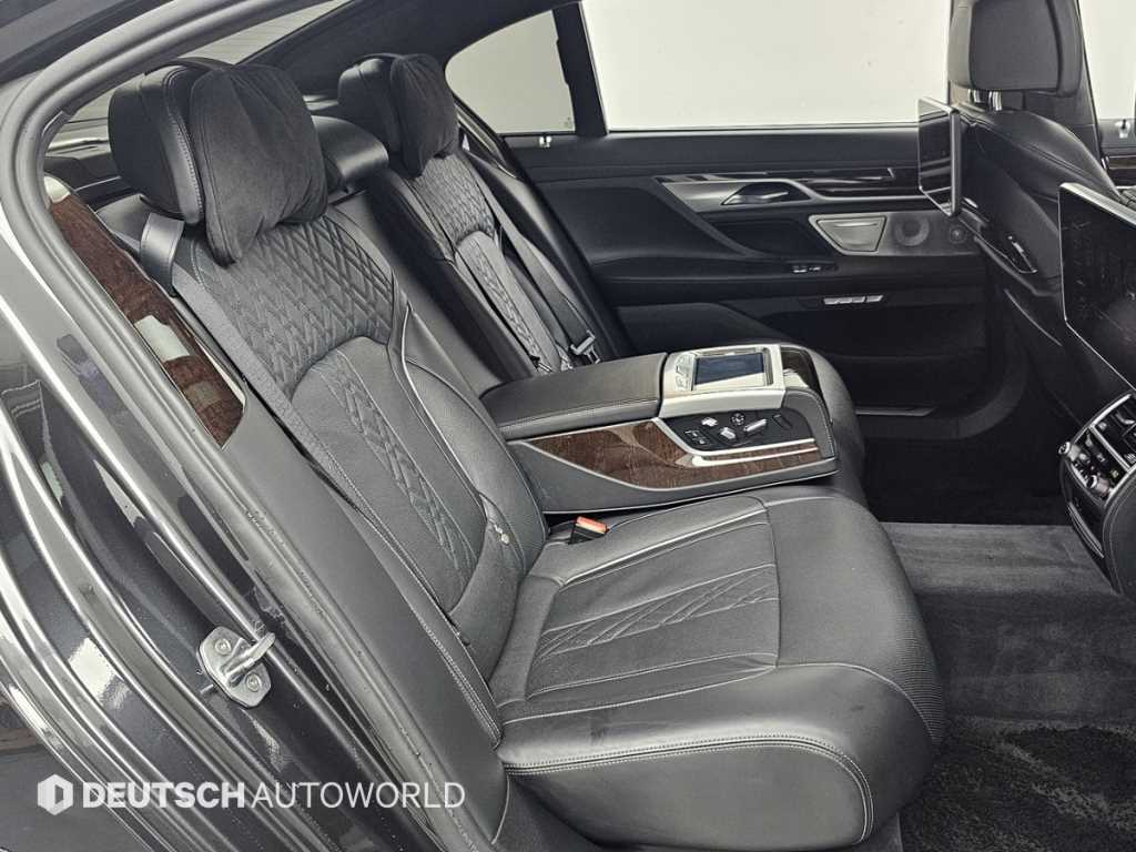 BMW 7-Series — photo 12