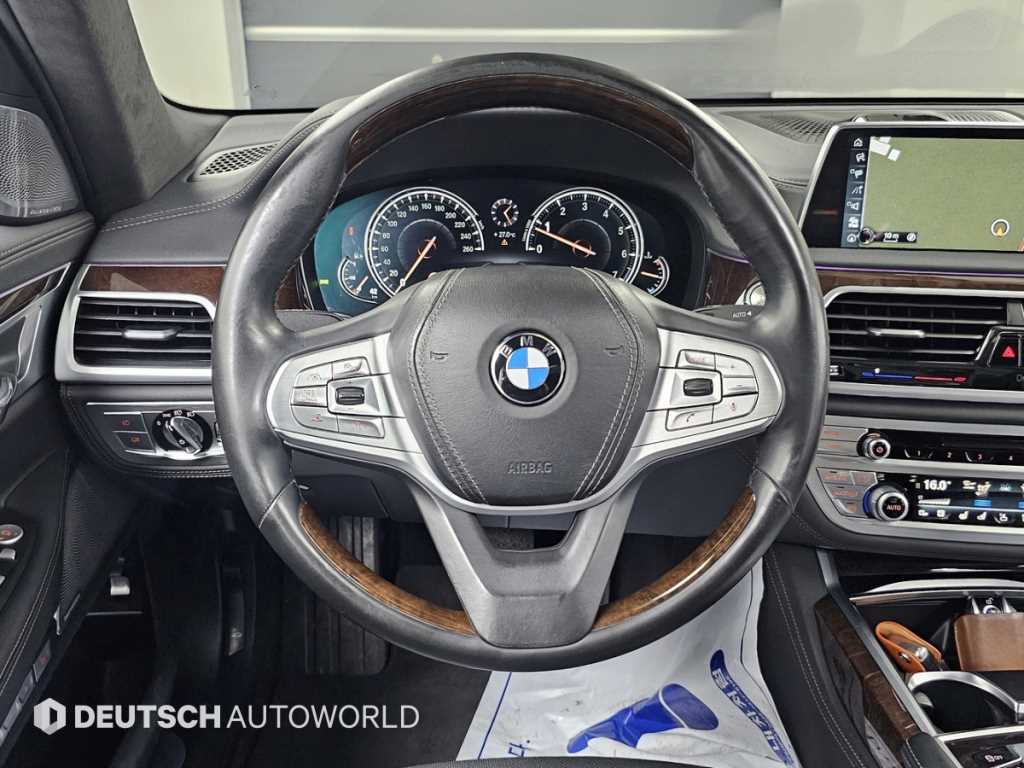 BMW 7-Series — photo 13