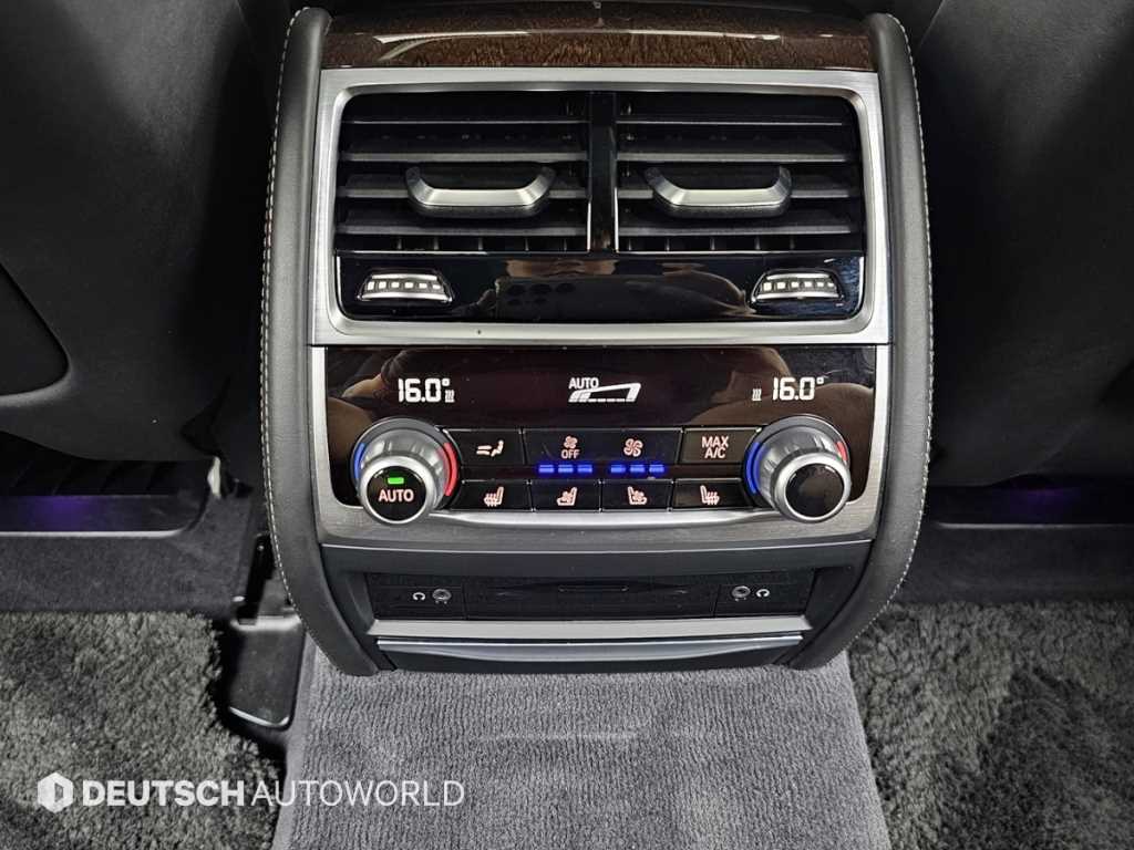 BMW 7-Series — photo 16