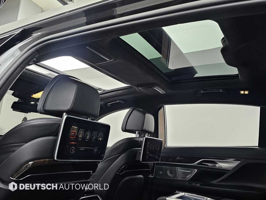 BMW 7-Series — photo 18