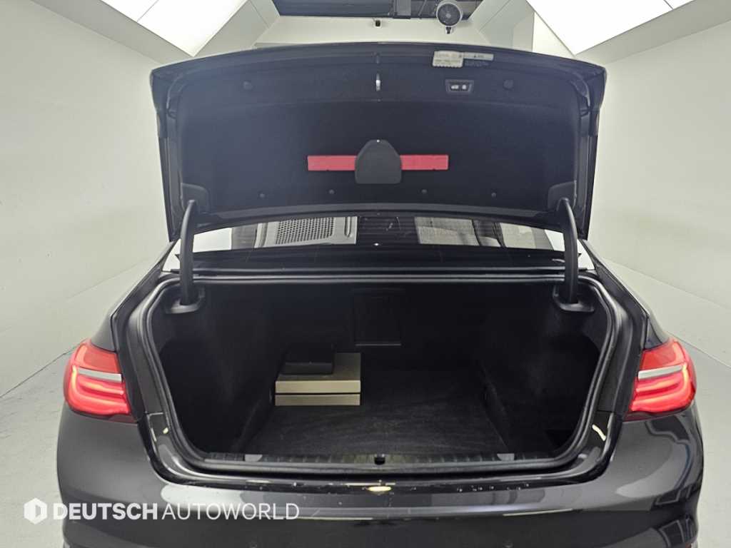 BMW 7-Series — photo 19