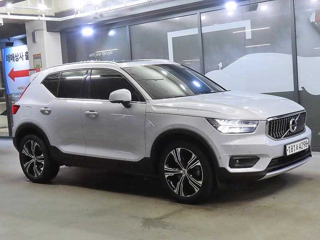 Volvo XC40 — photo 01