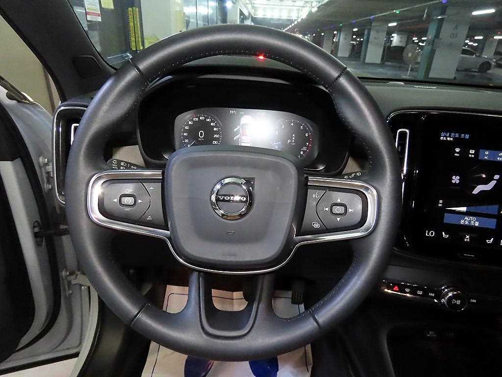 Volvo XC40 — photo 08