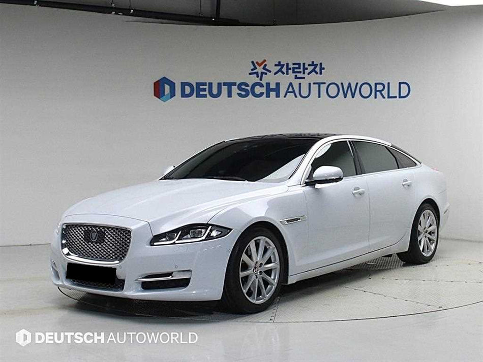 Jaguar XJ — photo 01