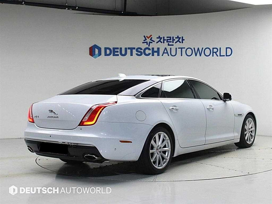 Jaguar XJ — photo 02