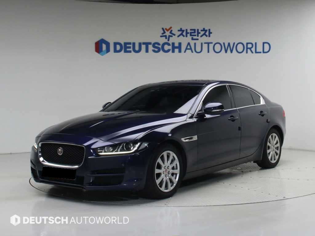 Jaguar XE — photo 01