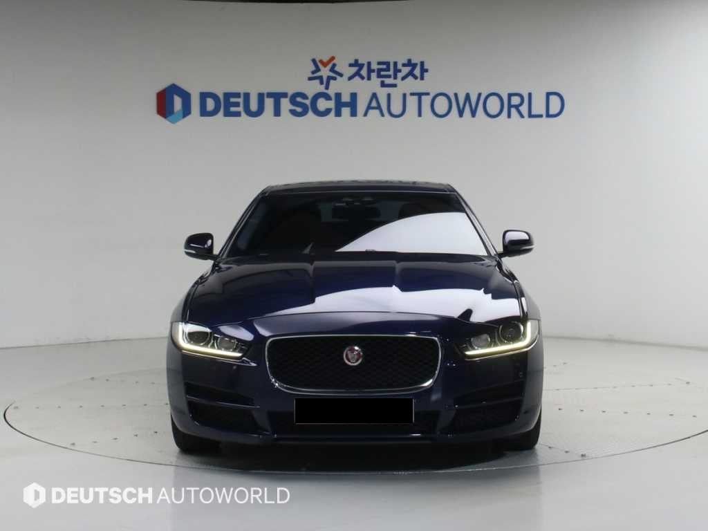 Jaguar XE — photo 03