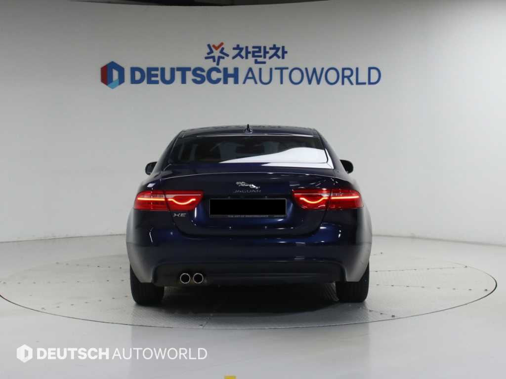 Jaguar XE — photo 04