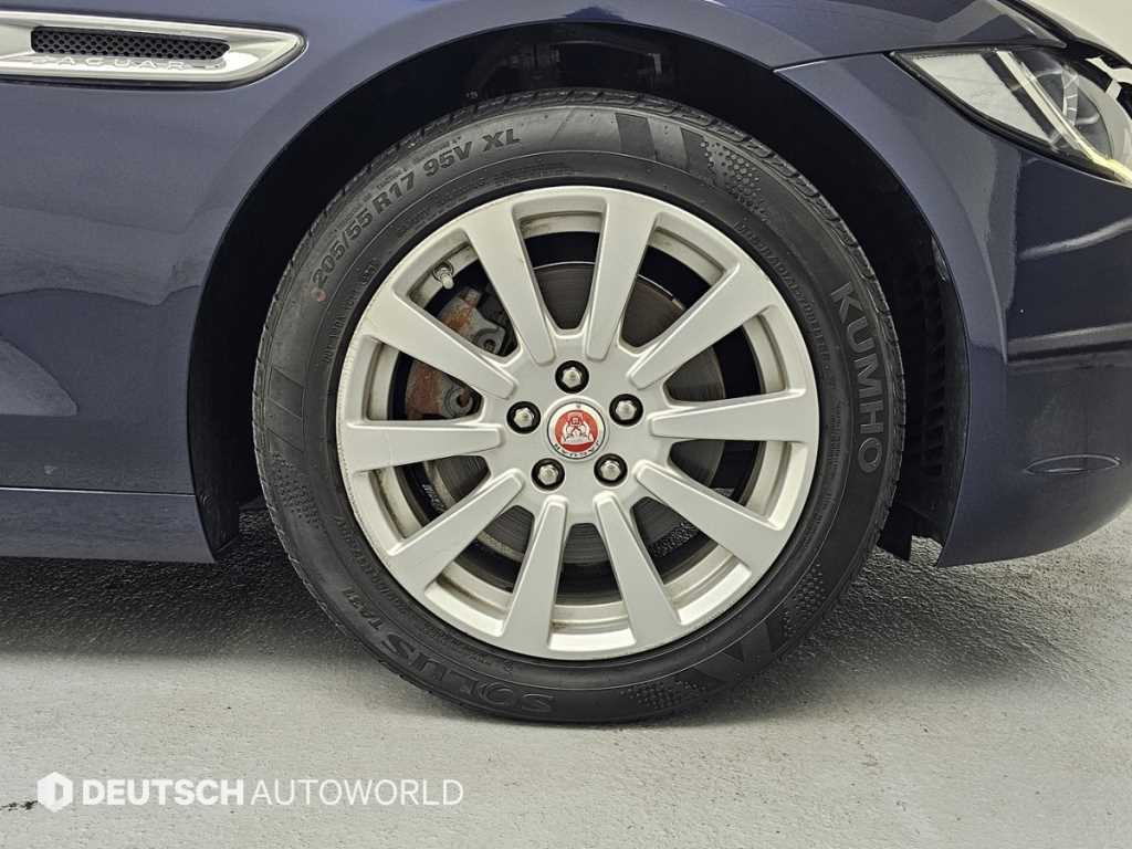 Jaguar XE — photo 05