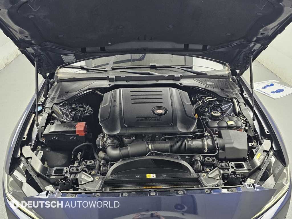 Jaguar XE — photo 06