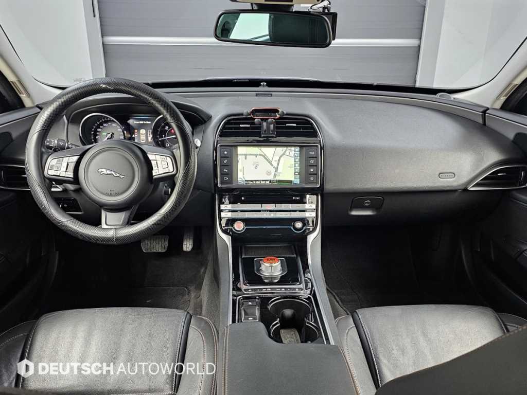 Jaguar XE — photo 07