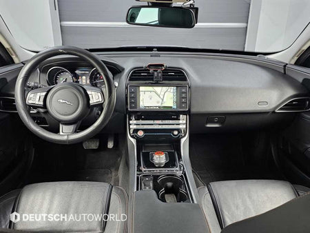 Jaguar XE — photo 07