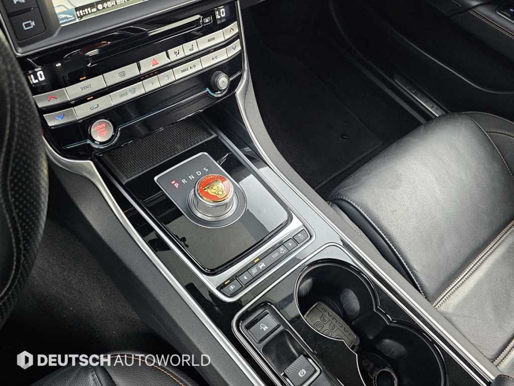 Jaguar XE — photo 09