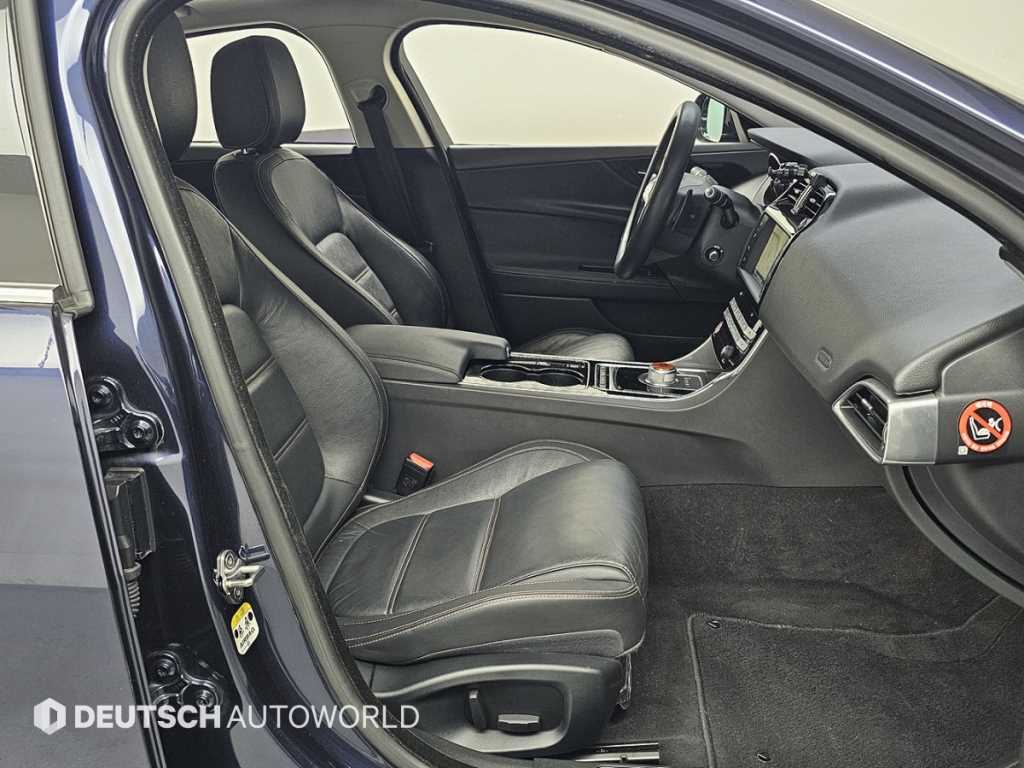 Jaguar XE — photo 10