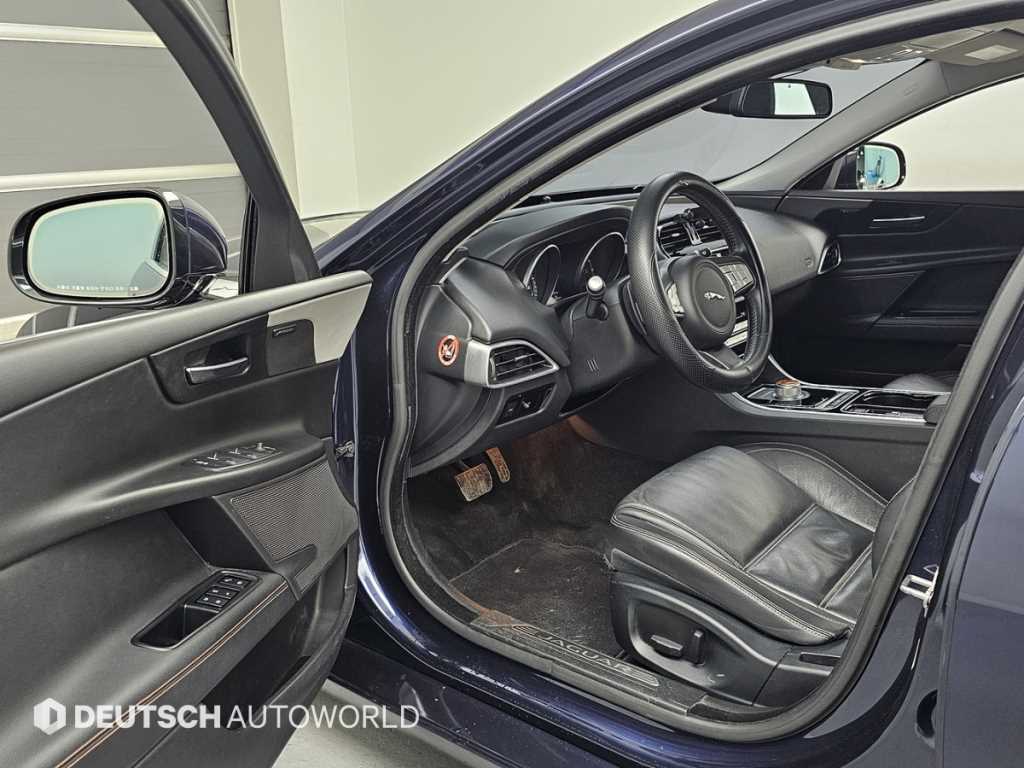 Jaguar XE — photo 11