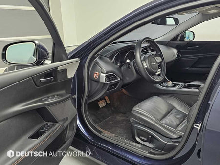 Jaguar XE — photo 11