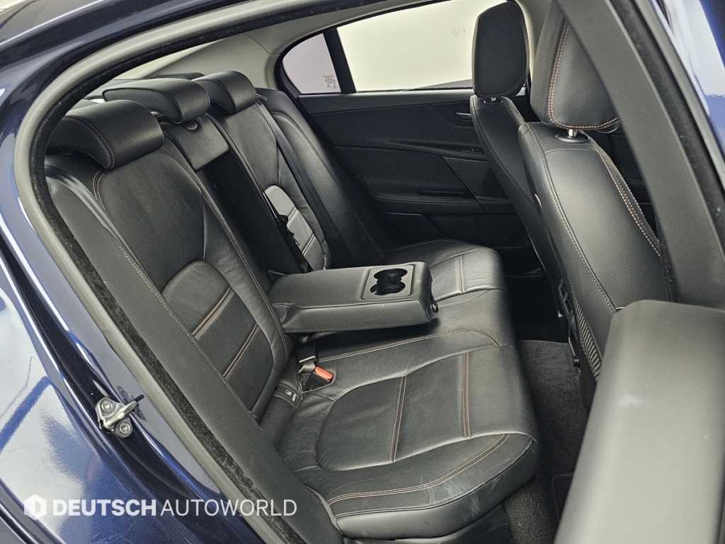 Jaguar XE — photo 12