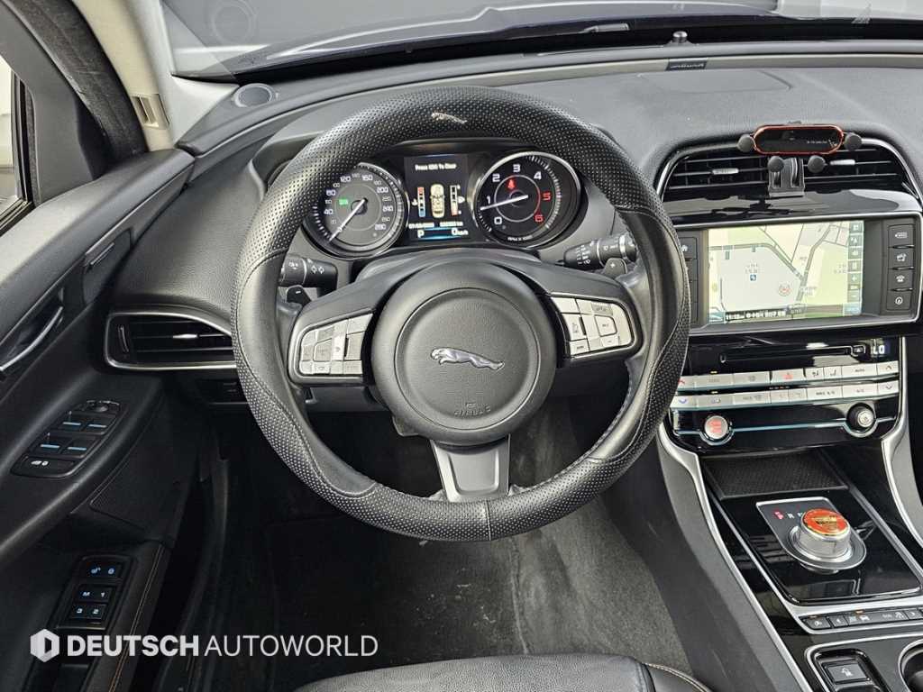 Jaguar XE — photo 13