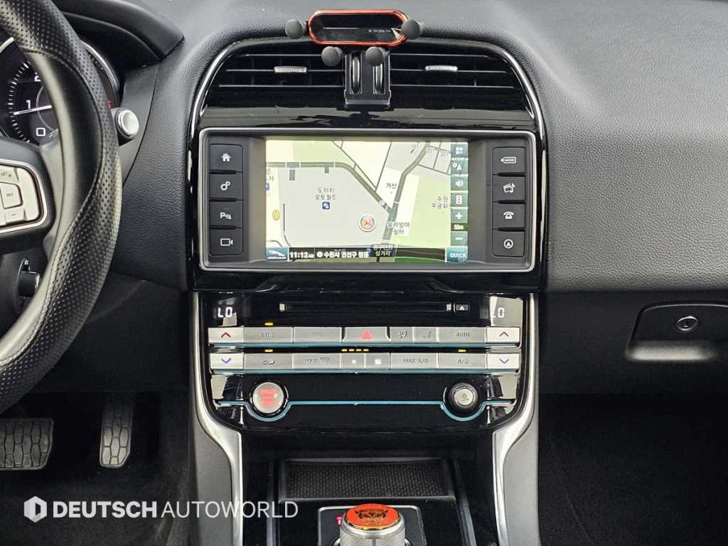 Jaguar XE — photo 14