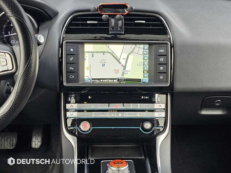 Jaguar XE — photo 14