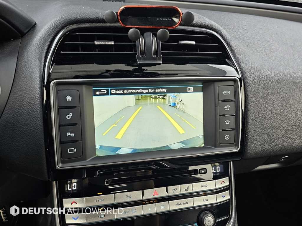 Jaguar XE — photo 15