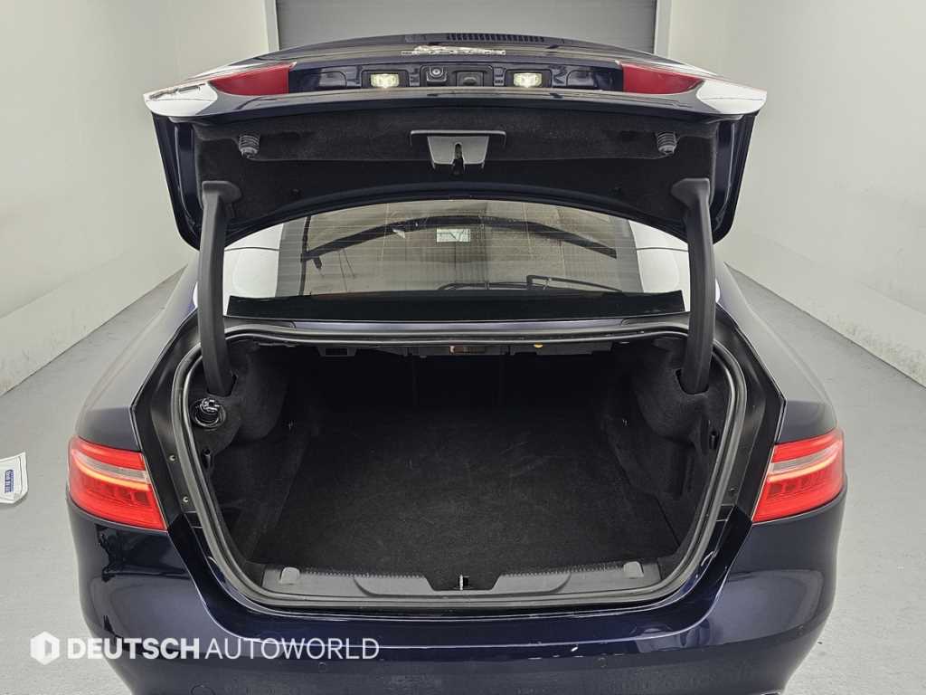 Jaguar XE — photo 19