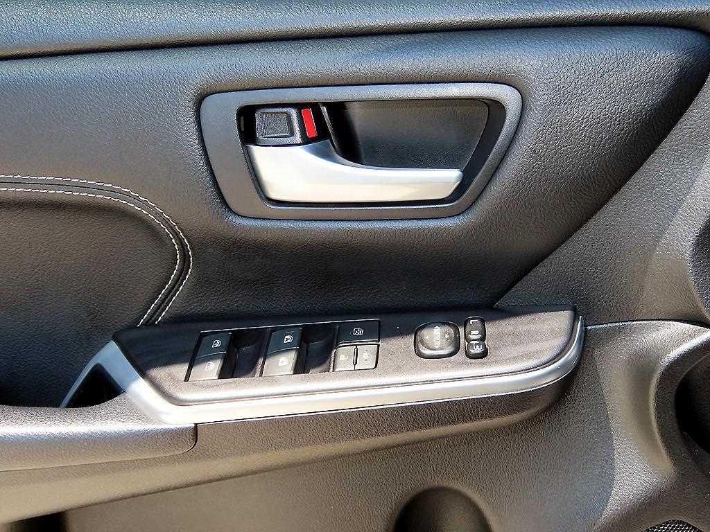Toyota Camry — photo 11