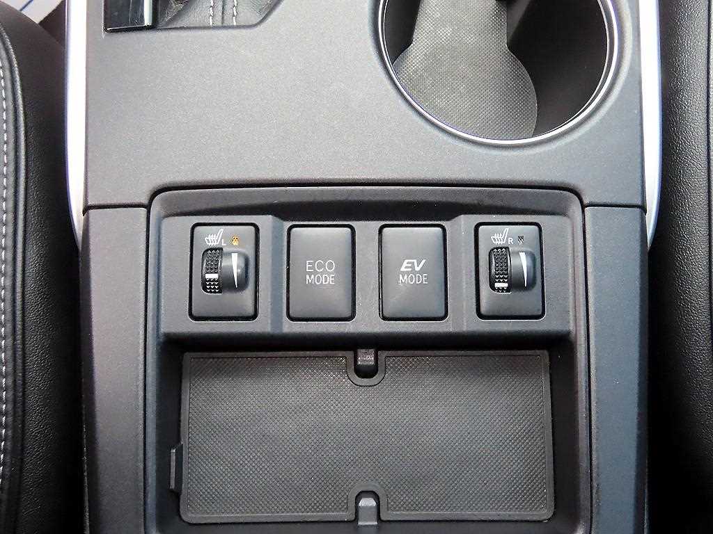 Toyota Camry — photo 13