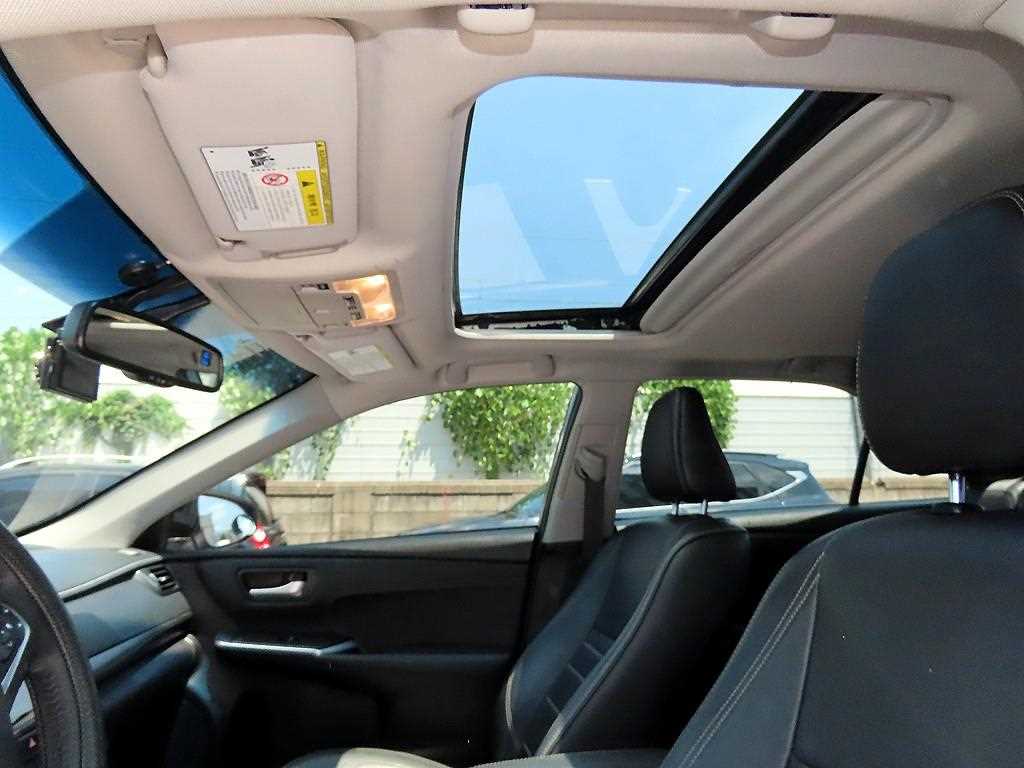 Toyota Camry — photo 18