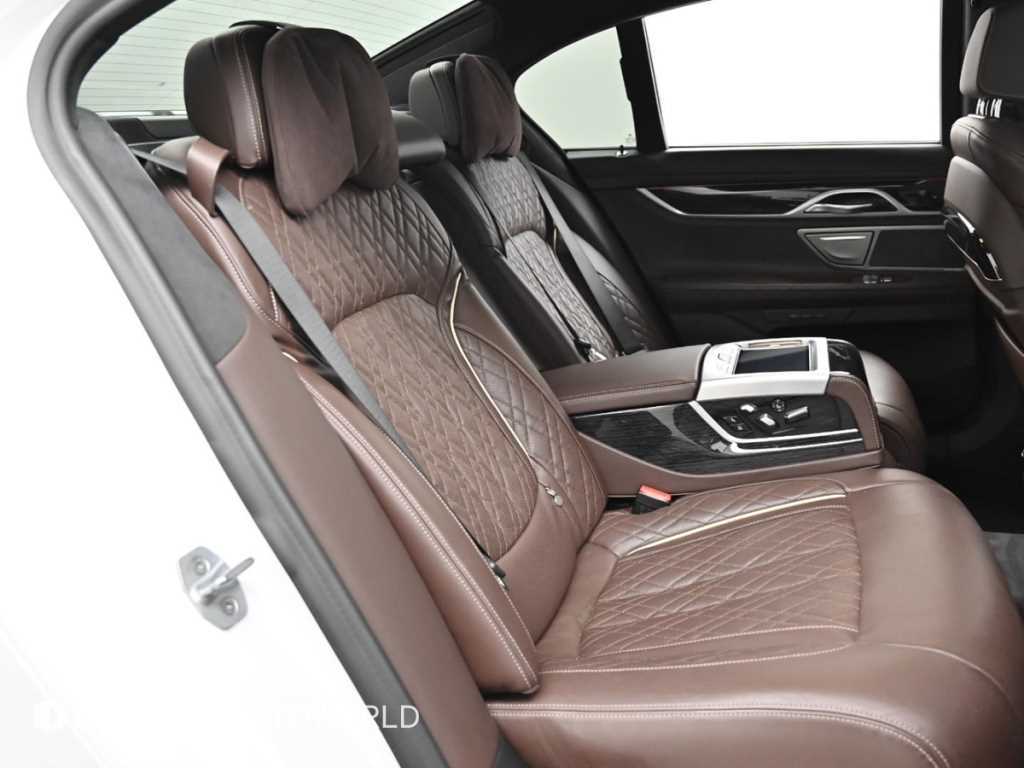 BMW 7-Series — photo 12