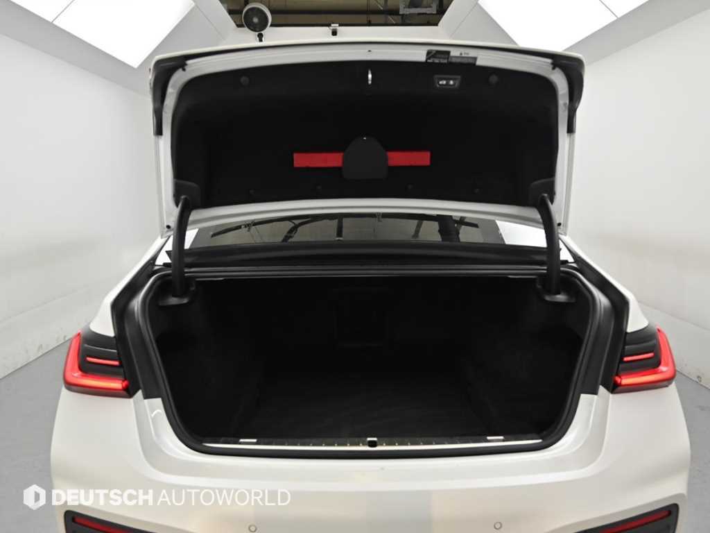 BMW 7-Series — photo 19