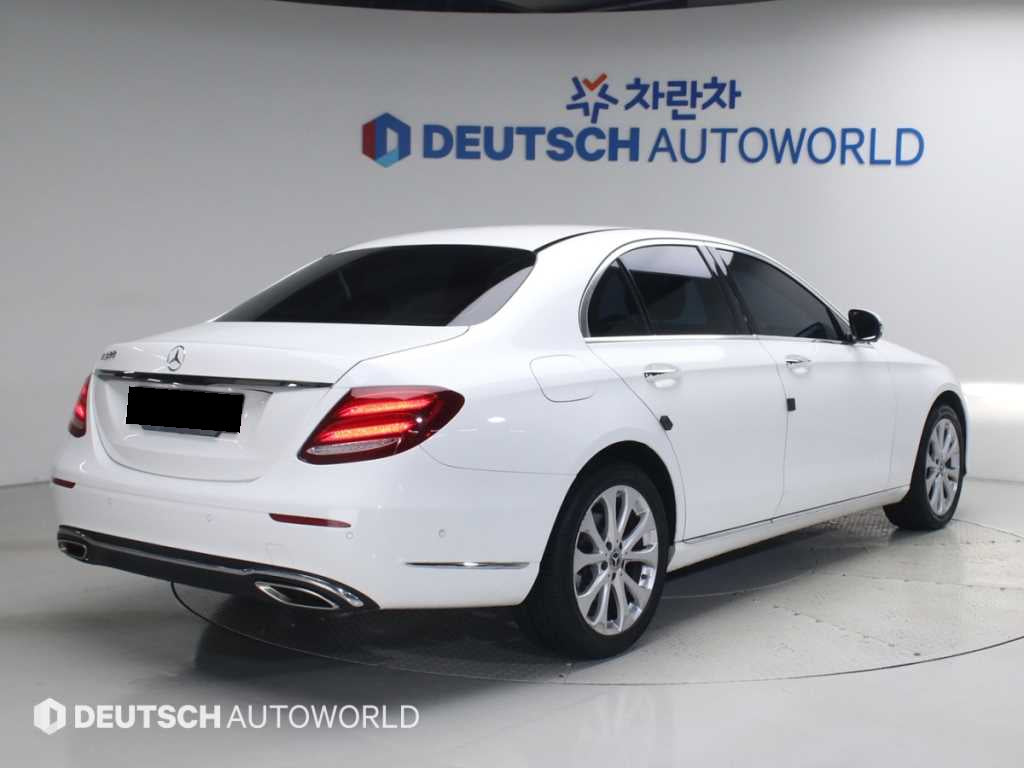 Mercedes-Benz E-Class — photo 02