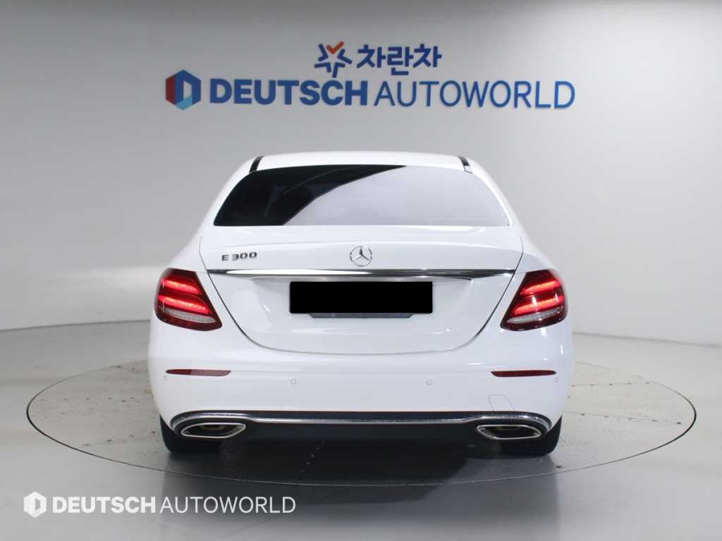 Mercedes-Benz E-Class — photo 04