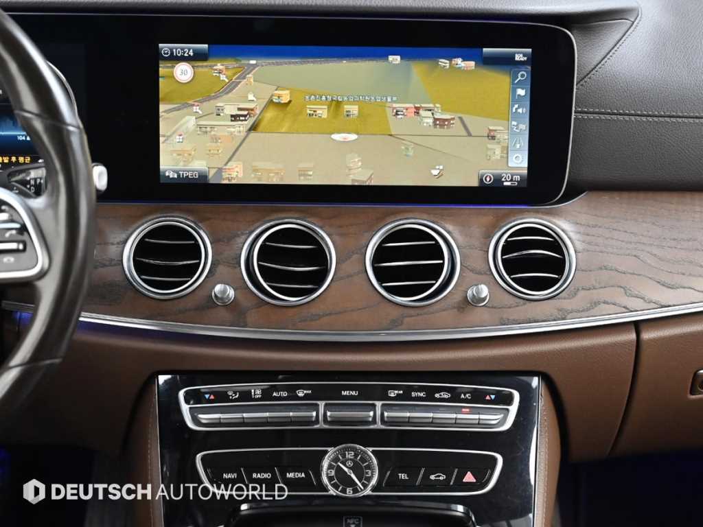 Mercedes-Benz E-Class — photo 13
