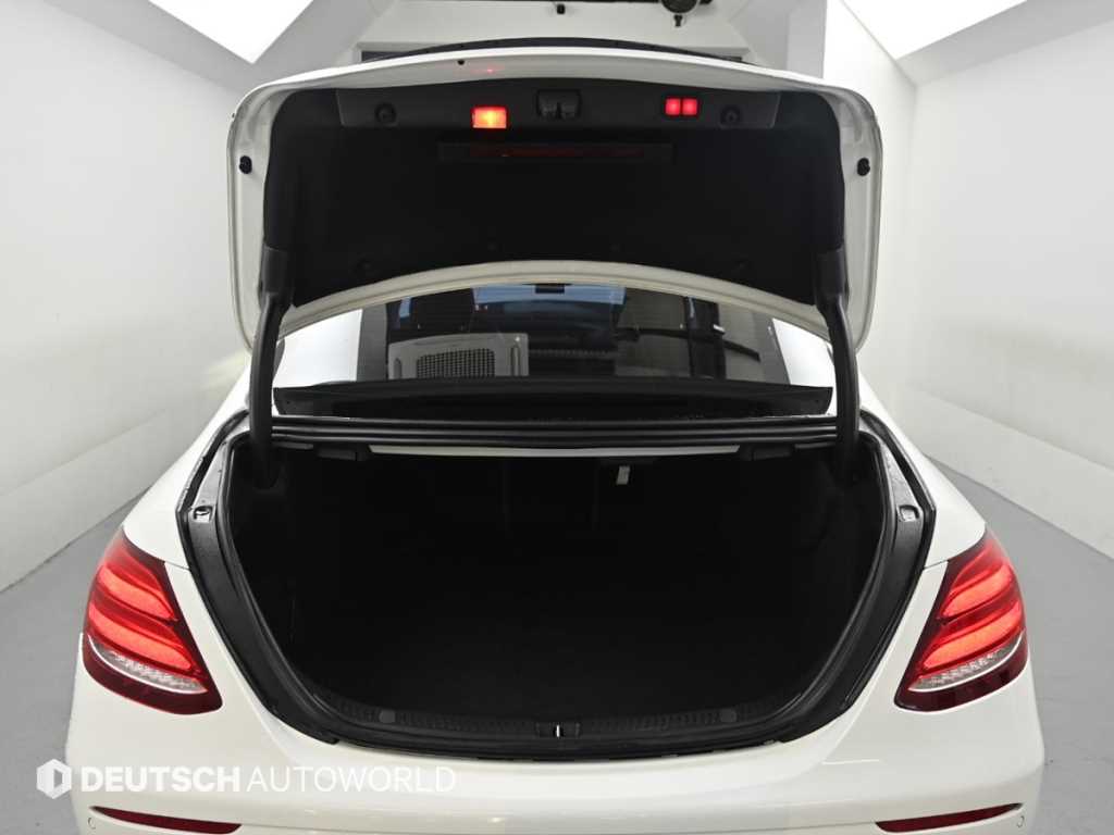 Mercedes-Benz E-Class — photo 18