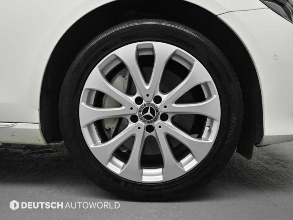 Mercedes-Benz E-Class — photo 19