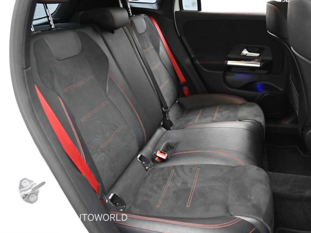 Mercedes-Benz GLA-Class — photo 12
